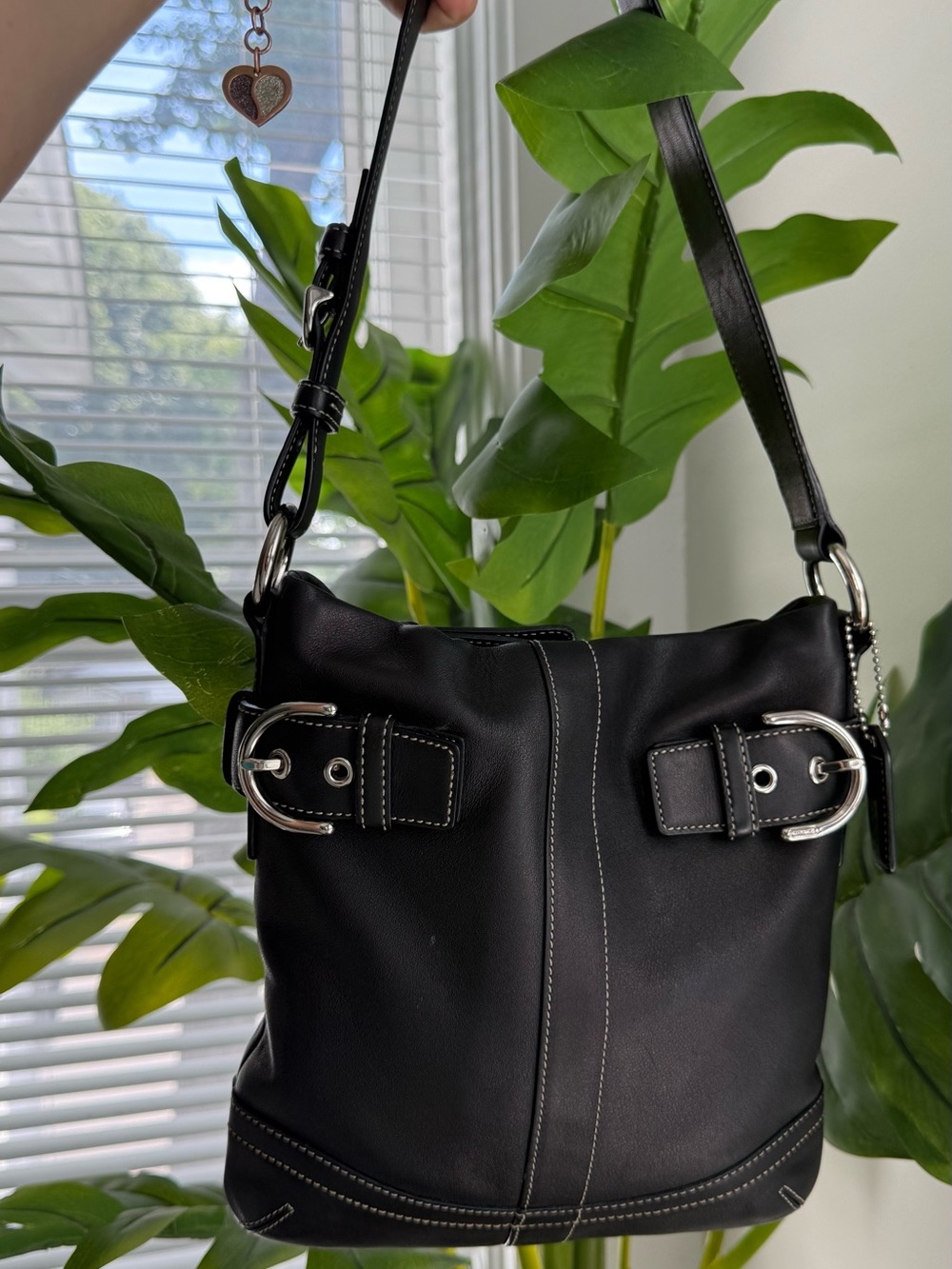Classic Black Shoulder Bag - Elegant Everyday Carry